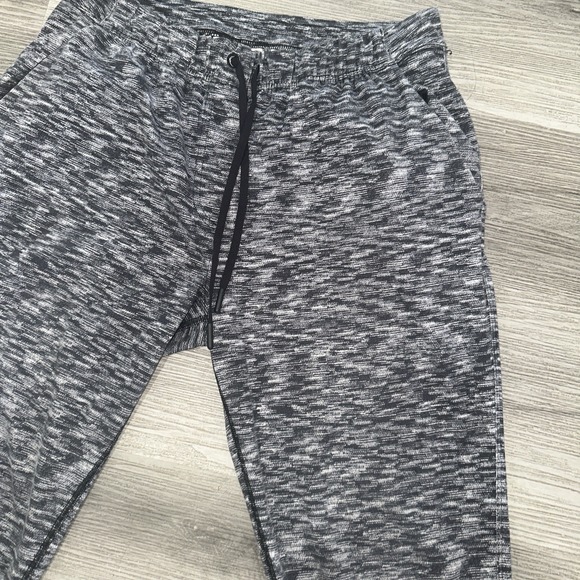 Lululemon MENS Jet Crop (Slim) Pants in Dramatic Static White Black Size 4 - Picture 3 of 8